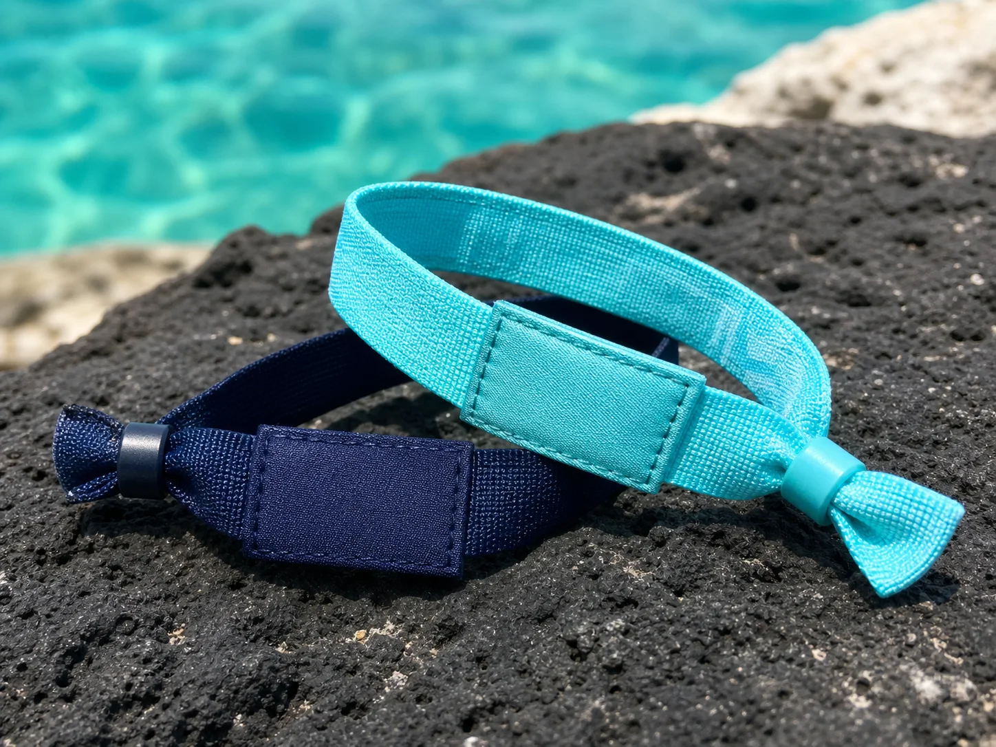 Vista macro de pulseras tejidas con compartimentos cosidos para la credencial